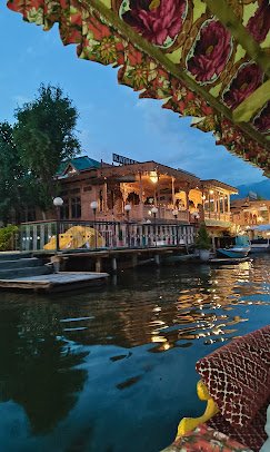 𝗦𝗵𝗶𝗻𝗶𝗻𝗴 𝗦𝘁𝗮𝗿 𝗛𝗼𝗹𝗶𝗱𝗮𝘆𝘀 - photo 3 - Travel Agents and Tour Operators in Srinagar